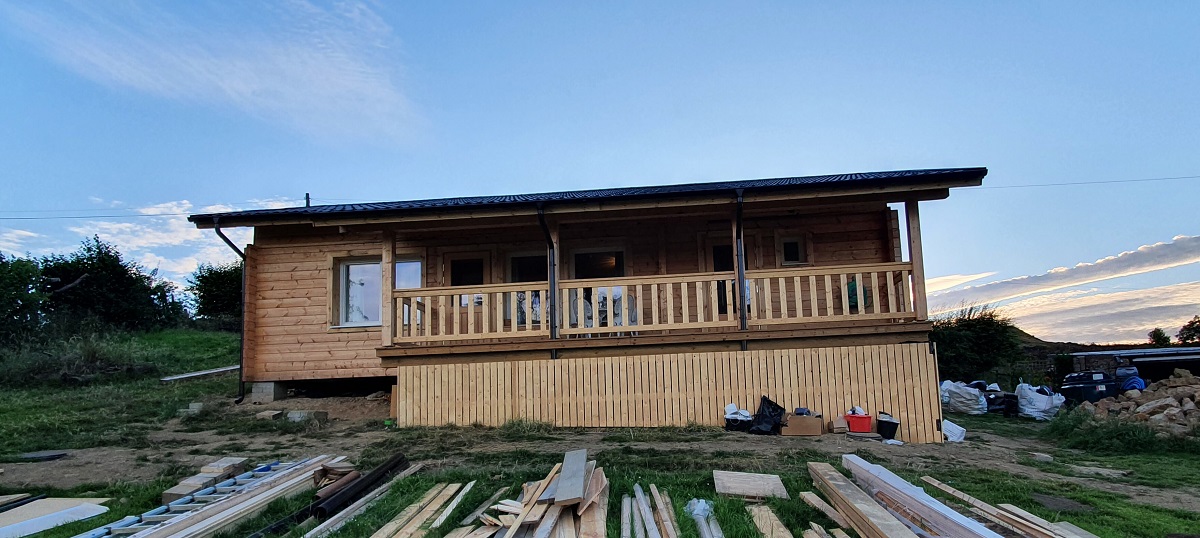 photo showing the annexe being built